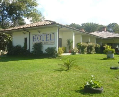 Agradable hotel romántico rodeado de jardines.