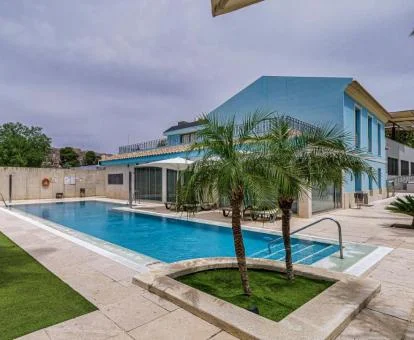 Exteriores de este hotel romántico con piscina exterior.