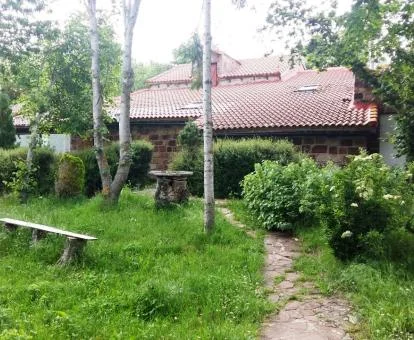 Edificio de este establecimiento rural en medio de la naturaleza.