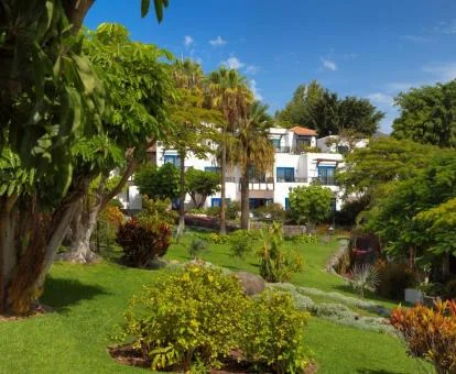 Hotel rural rodeado de vegetación y amplios jardines.