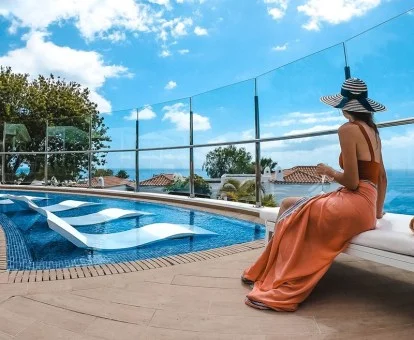 Mujer disfrutando de las instalaciones de bienestar con vistas al mar del hotel.