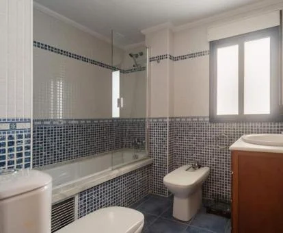 Baño con bañera de hidromasaje privada de este apartamento independiente.
