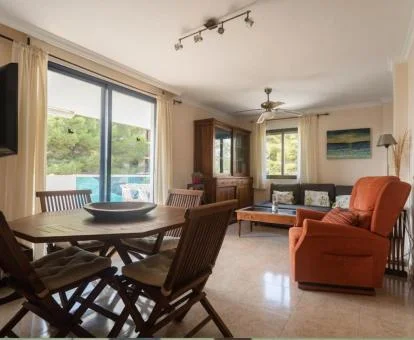 Interior de este apartamento independiente con bañera de hidromasaje privada.