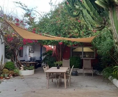 Zona exterior con mobiliario de este acogedor alojamiento rural.