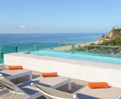 Terraza en la azotea del hotel con piscina y vistas al mar.