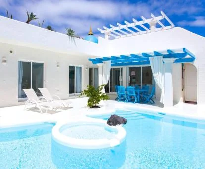 Zona exterior con piscina privada y jacuzzi privado al aire libre de una de las villas del establecimiento.