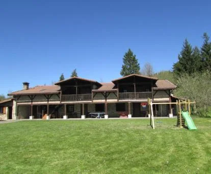 Hotel rural con amplios jardines rodeado de naturaleza.