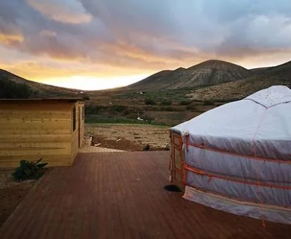 Alojamientos de este establecimiento ubicado entre montañas, perfecto para descansar.