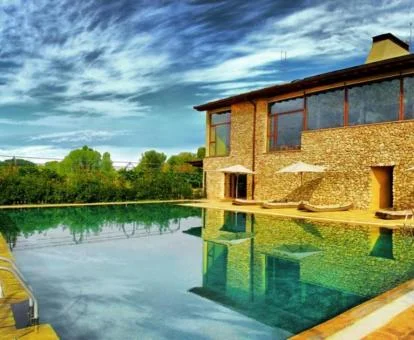 Espectacular piscina con vistas de este hotel romántico.