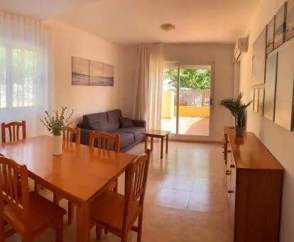 Interior de uno de los acogedores apartamentos de este complejo cerca de la playa.