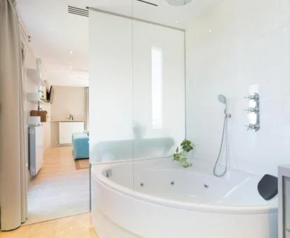 Amplio jacuzzi privado en el baño de este precioso apartamento.