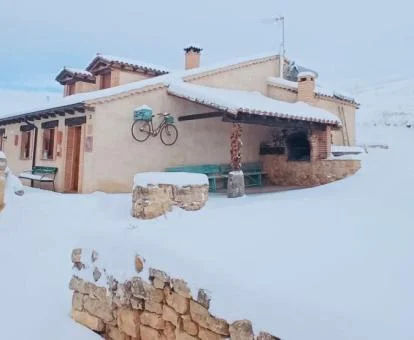 Acogedor alojamiento rural rodeado de un bello entorno nevado.