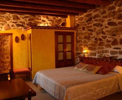 Una de las coquetas habitaciones de estilo rústico de este precioso hotel romántico.