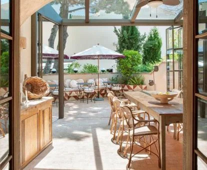 Preciosa terraza amueblada de este hotel con encanto.