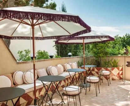 Preciosa terraza amueblada de este hotel romántico.