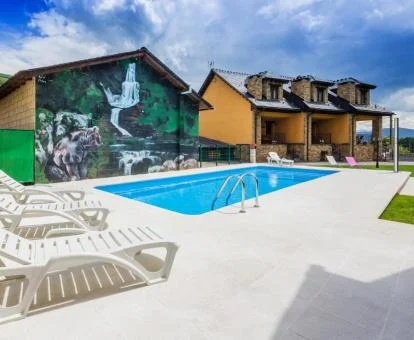 Zona exterior con piscina al aire libre de este complejo rural.