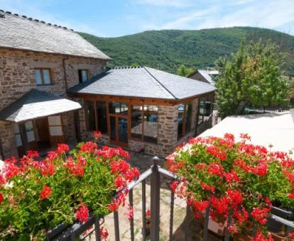 Acogedor hotel rural con vistas a las montañas de los alrededores.