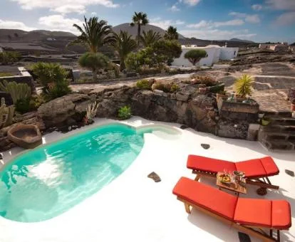 Zona exterior con piscina y vistas al entorno rural que rodea el hotel.