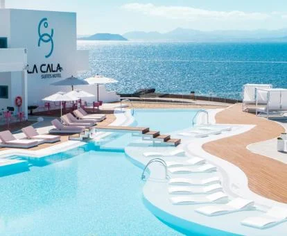 Edificio de este hotel solo para adultos con amplia piscina exterior y vistas al mar y a las islas vecinas.