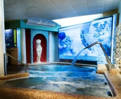 Zona de aguas del centro de bienestar del hotel.