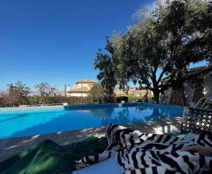 Preciosa piscina exterior de esta coqueta casa independiente.