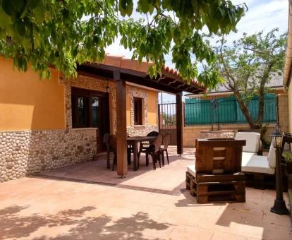 Coqueta casa rural con terraza y zonas exteriores.