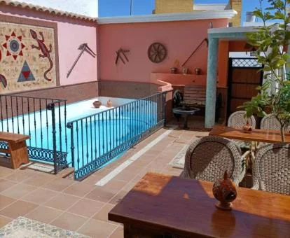Zona exterior con piscina y mobiliario de este hotel con encanto.