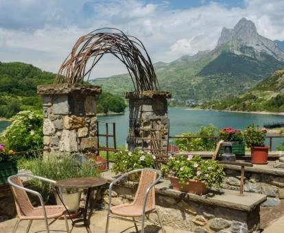 Hermosa terraza con fabulosas vistas al embalse y a las montañas que rodean al hotel.