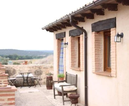 Acogedora casa rural independiente con zona exterior y terraza con vistas.
