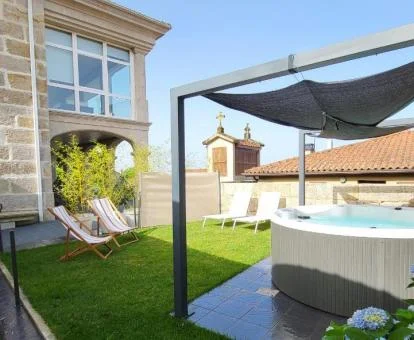 Agradable terraza solarium con jacuzzi de este hotel romántico.