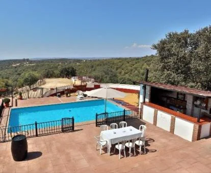 Agradable zona exterior con piscina privada y vistas al campo de esta casa independiente.