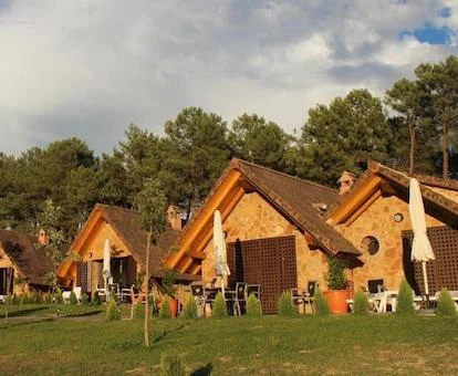Hotel con encanto ubicado en la naturaleza con piscina exterior.