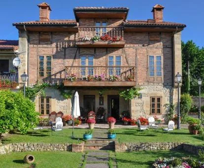 Edificio rural de este coqueto hotel boutique rodeado de jardines.