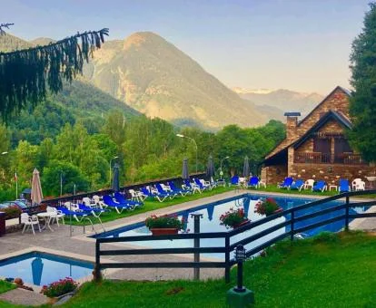Terraza con espectaculares vistas a las montañas y piscina exterior de este hotel con encanto.