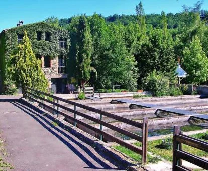 Coqueto hotel romántico rodeado de naturaleza.