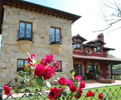 Edificio de este hotel romántico con zonas exteriores.
