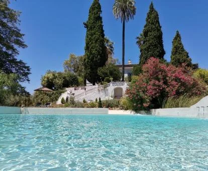 Gran piscina exterior de este establecimiento rural.