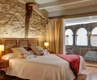Una de las amplias habitaciones de este acogedor hotel rural.