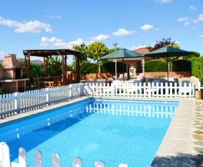 Piscina exterior con vistas a la natualeza de esta casa independiente.