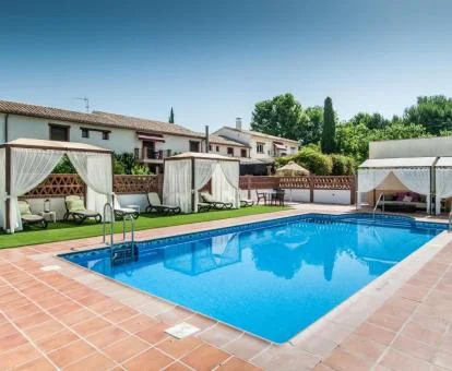 Agradable hotel con encanto con piscina exterior y solarium.