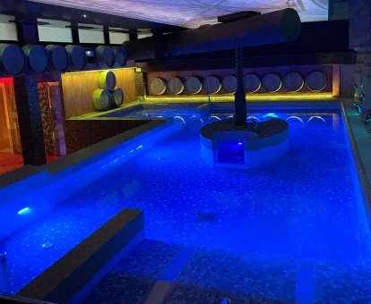 Piscina cubierta con elementos de hidroterapia del spa del hotel.