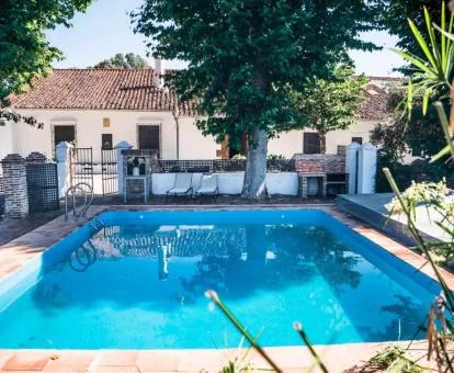 Maravillosa piscina al aire libre de este complejo rural ideal para parejas.