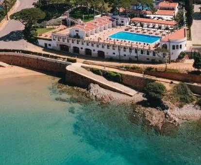 Vista aérea de este hotel romántico cerca del mar.