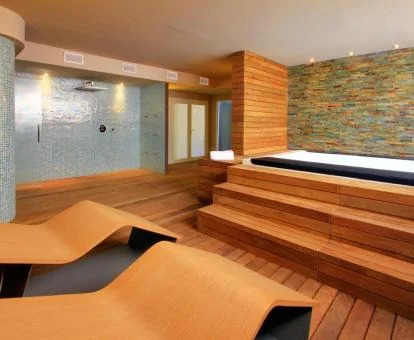 Zona de bienestar del hotel con jacuzzi, duchas y zona de relajación.