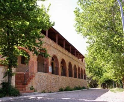 Edificio rodeado de vegetación de este tranquilo hotel rural.