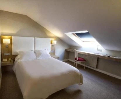 Una de las modernas habitaciones de estilo sencillo de este hotel boutique.