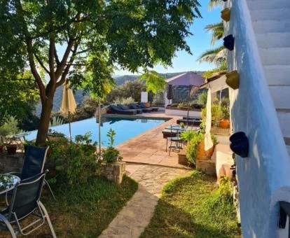 Zonas exteriores de este bello cortijo con vistas a la naturaleza.