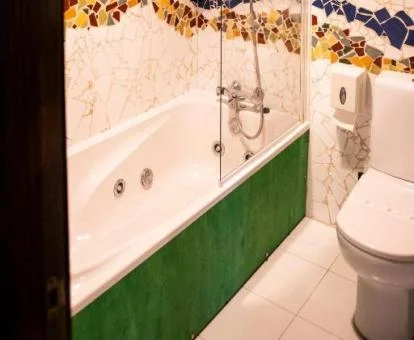 Baño con bañera de hidromasaje privada del estudio de este establecimiento.