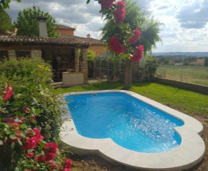Zona exterior con piscina y vistas al campo de este alojamiento rural.