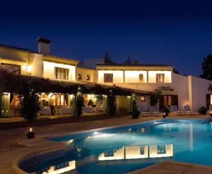 Zona exterior con piscina y solarium de este tranquilo hotel boutique.